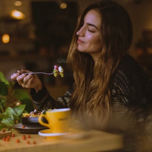 10 Easy Tips to Enjoy & Practice Mindful Eating