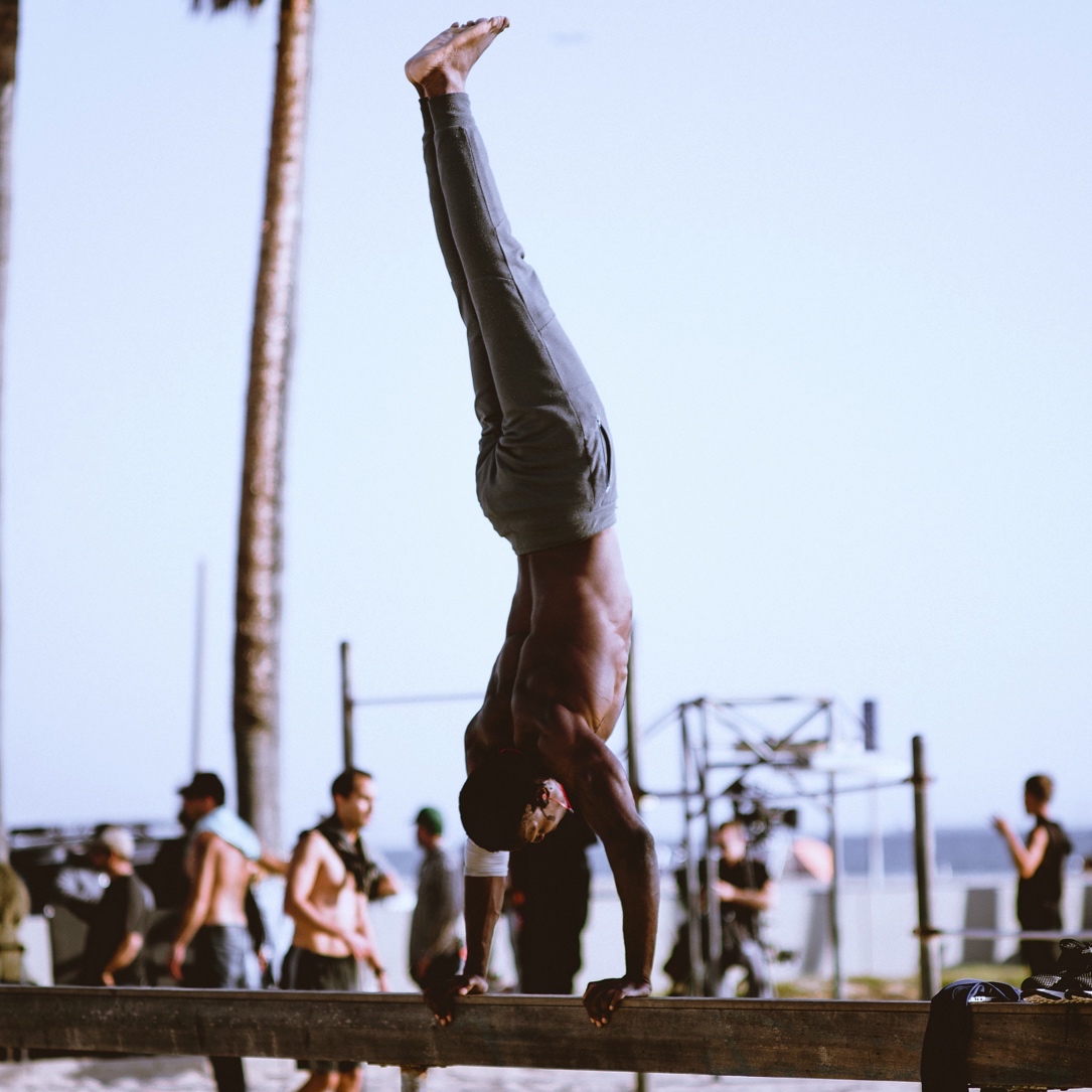 5 Tips How to Do a Handstand & the Benefits
